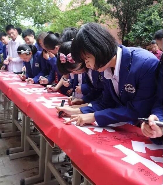 南昌十中民德学校开展预防溺水签名活动